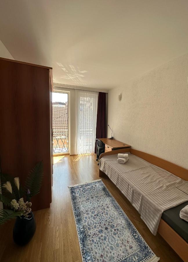 Spacious 3-Bedroom Condo Next To City Center Prisztina Zewnętrze zdjęcie